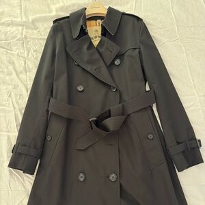 NWT Burberry mid-length Kensington trench size US8